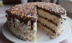 En festlig rice krispies tårta med choklad och färgglada strössel. Perfekt för kalas!