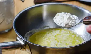 Perfekcyjna zasmażka do zupy? Poznaj triki na gładką konsystencję!