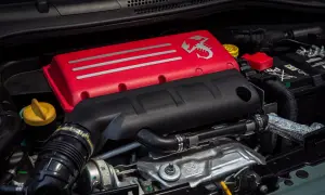 Silnik 1.4 T-Jet z czerwonymi elementami i logo Abarth.