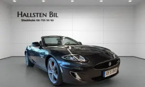 Mörkgrå cabriolet Jaguar XKR till salu hos Hallsten Bil. En sportig dröm som väntar på dig.