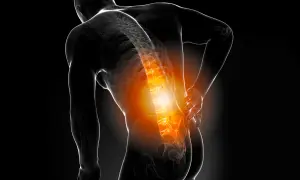 Schmerzende Wirbelsäule, die auf Osteochondrose hinweist. Ein Mann hält sich den Rücken, wo die Knochen rot glühen.