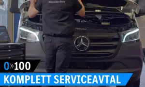Mekaniker utför service på en Mercedes-Benz skåpbil. Texten "KOMPLETT SERVICEAVTAL" syns.