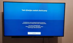 Ekran telewizora Samsung z komunikatem "Test dźwięku został ukończony" i danymi kontaktowymi.