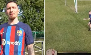 Szymon Kasprzyk w koszulce FC Barcelony i na boisku piłkarskim.