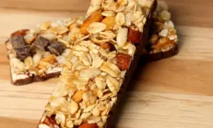 Baton proteinowy: Przed czy po treningu? Wybierz mądrze!