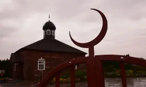 Brama z półksiężycem przed drewnianym meczetem. Wioska tatarska Podlasie.