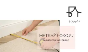 Mężczyzna mierzy dywan taśmą, pokazując, jak się liczy metry kwadratowe. Logo "by Bagdad".