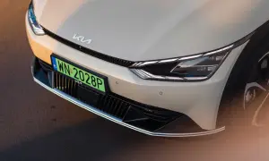 Nowy Kia z zieloną tablicą rejestracyjną WN 2028P. Zbliżenie na przednią część samochodu elektrycznego.