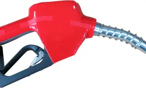Czerwony pistolet do paliwa z metalową końcówką. Średnica wylotu to 3/4 cala, idealna do szybkiego tankowania.