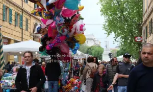 Coloratissimi palloncini animano la fiera di Ancona, tra bancarelle e gente che passeggia.