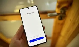 Dłoń trzyma smartfon z ekranem logowania Samsung Pass. Dowiedz się, samsung pass co to jest i jak działa.