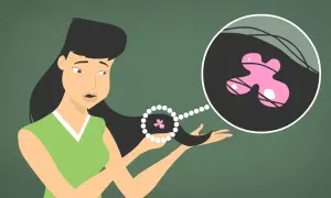 Une femme découvre une masse rose ressemblant à du chewing-gum emmêlée dans ses cheveux.