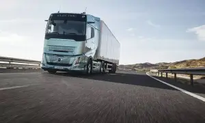 Un camion électrique Volvo roule sur une route ensoleillée, symbolisant l'autonomie et l'avenir du transport.