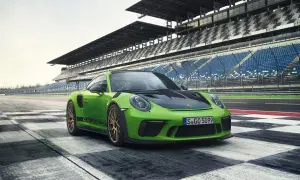Zielony Porsche 911 GT3 RS na torze wyścigowym. Sprawdź porsche 911 gt3 rs cena i specyfikację.