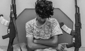 Ragazzo con fucili, uno scatto intenso di Micalizzi fotografo.