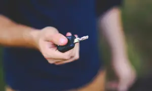 Mano sujetando llave de Seat León, lista para cambiar la pila.