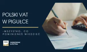 Polski VAT w pigułce: wszystko, co powinieneś wiedzieć o stawkach VAT. Ręka pisze na dokumencie, obok kalkulator.