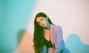 Olivia Rodrigo w pastelowej marynarce, z długimi włosami, jakby pozowała do okładki jednego ze swoich albumów.