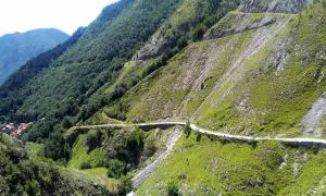 Strada tortuosa che si snoda tra le montagne, parte delle tappe della Via Vandelli.