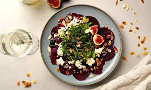 Rote Bete Carpaccio mit Feigen, Ziegenkäse und Mandeln. Ein leichtes Gericht, das den Gaumen erfreut.