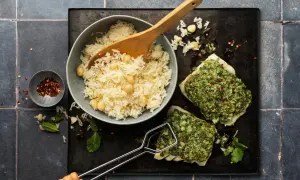 Due filetti di luccio alla griglia con erbe aromatiche e spezie, serviti con riso basmati e ceci.