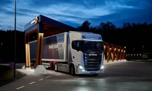 Camion électrique Scania de la nouvelle gamme, en charge dans une station moderne.