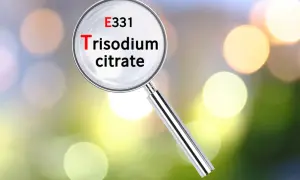 Szkiełko powiększające ujawnia E331, cytrynian sodu. Czy jego szkodliwość jest powodem do niepokoju?
