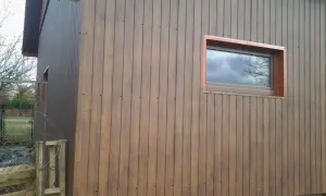 Nowe oblicze stodoły: jak odnowić stare deski, by nadać im nowy, rustykalny wygląd.