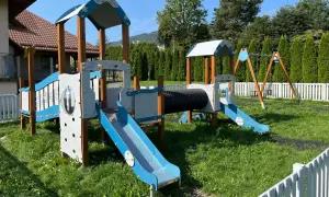 Kolorowy plac zabaw z tunelem i zjeżdżalniami. Czy taki plac zabaw wymaga pozwolenia na budowę?