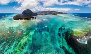 Rajski Mauritius, turkusowa woda, góry i łódź. Planujesz podróż? Pamiętaj o **Mauritius szczepienia** dla bezpiecznych wakacji.