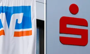 Links das Logo der Volksbank, rechts das rote "S" der Sparkasse. Ein visueller Vergleich der Banken.
