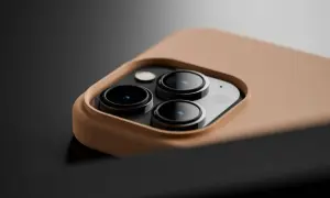 Gros plan sur le module caméra d'un smartphone, protégé par une coque en silicone TPU couleur sable.