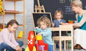 Dzieci bawią się klockami w żłobku. Właściciel żłobka może liczyć na dobre zarobki, gdy dzieci są szczęśliwe i bezpieczne.