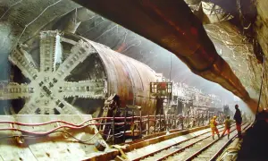 Ogromna maszyna drążąca tunel, budowa eurotunelu. Pociąg jeszcze nie przejechał, ale maszyna jest gotowa do pracy.