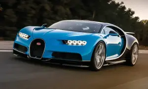 Niebieski Bugatti Chiron pędzi po drodze. Poznaj jego imponującą bugatti cena.
