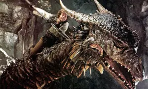 En man med svärd rider på en drake, en klassisk scen från fantasy filmer.