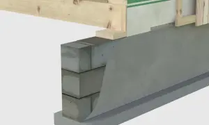 Detaljerad vy av syll på betongplatta med isolering och trästomme.