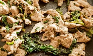 Straccetti di vitello saltati in padella con spinaci freschi, un piatto semplice e gustoso.