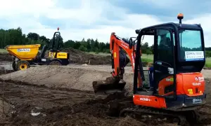 Ile kosztuje minikoparka? Wybierz mądrze: zakup, wynajem, leasing