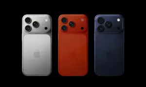 Trois iPhone 18 Pro Max : argent, rouge et bleu nuit, avec leurs blocs caméras distinctifs.