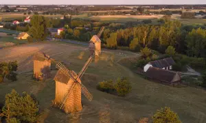 Wiatraki na wzgórzu, malowniczy krajobraz Wielkopolski. Odkryj ciekawe miejsca w Wielkopolsce, gdzie historia spotyka się z naturą.