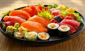 Czy pies może jeść sushi? Jakie ryzyka i zasady warto znać?