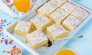 Bunter Fantakuchen, perfekt für jedes Kinderfest. Dieses Fantakuchen Rezept ist einfach und gelingt immer.