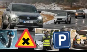 Biltest och trafikregler test. En grå Volkswagen T-Roc kör på en snöig väg, följd av en Subaru Crosstrek och en Dacia Duster. I förgrunden syns en dragkrok, en varningsskylt för korsning, en parkeringsvakt och en parkeringsskylt.