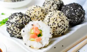 Kuleczki ryżowe z łososiem i ogórkiem, obtoczone w sezamie. Idealne składniki na sushi.
