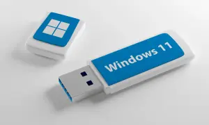 Pendrive z napisem "Windows 11" i logo Windows. Idealny do stworzenia Rufus Windows To Go.