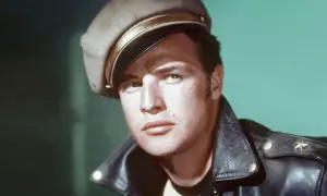 Marlon Brando w skórzanej kurtce i czapce, ikona kina. Jego spojrzenie zapada w pamięć, jak w najlepszych marlon brando filmy.