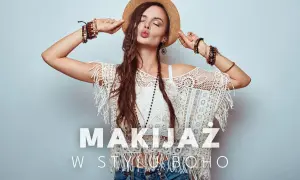 Kobieta w kapeluszu i koronkowej bluzce z frędzlami, z mnóstwem bransoletek. Jej makijaż boho podkreśla swobodny styl.