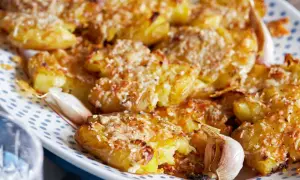 Ugnsbakade, krossade potatisar med parmesan och vitlök. En härlig rätt som passar till det mesta.