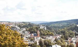 Idyllisches Städtchen mit Schloss und Kirche, umgeben von grünen Hügeln. Perfekt für Ausflugsziele Sachsen.